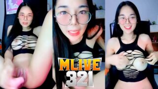 ไลฟ์สดช่วยตัวเอง น้องเอมม่า Mlive สาวแว่นงานดีนมใหญ่หีสวยเนียน ไลฟ์สดห้องล็อคใส่ชุดตาข่ายสีดำ นั่งแหกหีเอาดิลโด้มาแหย่หีเล่นจนน้ำหีไหลเยิ้มแฉะเต็มรู หน้าเสียวสุดๆ